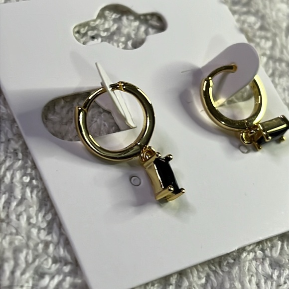 Elegant Gold Tone and Black Hoop Earrings - Picture 3 of 4